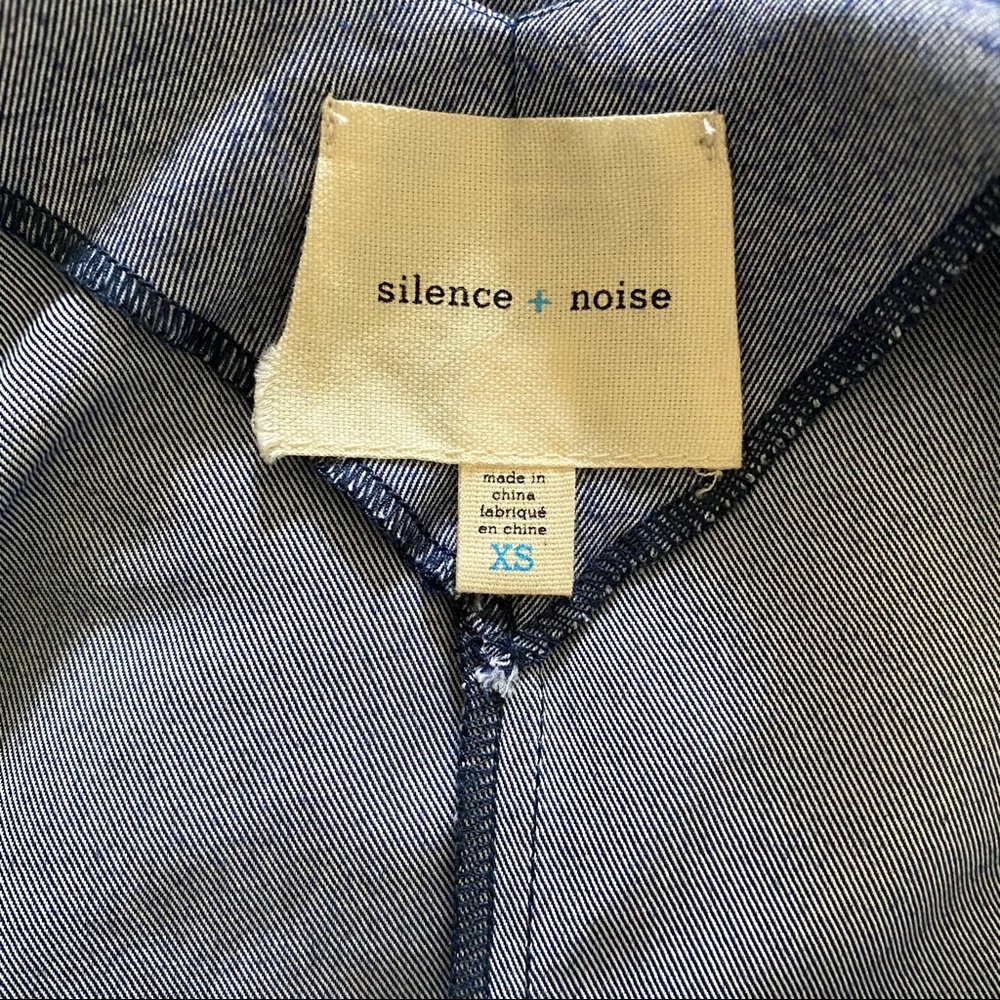 SILENCE + NOISE // UO Chambray Cold Shoulder Top - Picture 4 of 8
